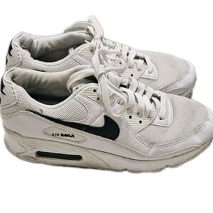 Nike Air Max 90 Wmn’s Size 7.5 Sneaker Shoes CQ2560-101 White Black Swoosh Comfy